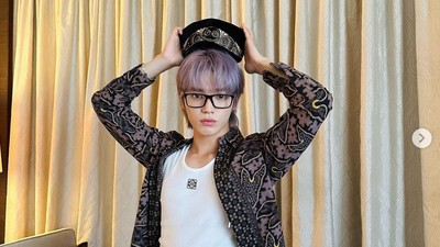 7 Gaya Taeyong NCT Pakai Peci dan Sarung Bak Kondangan, Melokal di Jakarta
