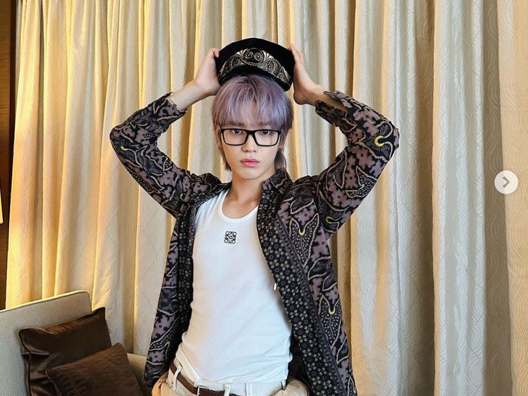 7 Gaya Taeyong NCT Pakai Peci dan Sarung Bak Kondangan, Melokal di Jakarta