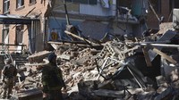 Dia juga menyebut pasukan Moskow menggunakan bom udara berpemandu dalam serangan tersebut. AP Photo/Andriy Andriyenko.  