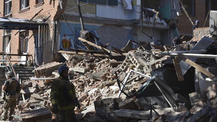 Gedung Pusat Bantuan di Ukraina Hancur Dirudal Rusia Ukrainian emergency services work next to buildings destroyed during the Russian strike on Sunday in the town of Orikhiv, Zaporizhzhia region, Ukraine, Monday, July 10, 2023. (AP Photo/Andriy Andriyenko)