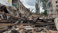Dilansir AFP, Selasa (11/7/2023) Gubernur Yuriy Malashko menyebut peristiwa tersebut sebagai kejahatan perang. Yuriy mengatakan empat orang ditemukan tewas ditempat. Head of the Zaporizhzhia Regional Military Administration Yurii Malashko via Telegram/Handout via REUTERS.  