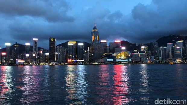 Kalau kebetulan lagi jalan-jalan ke Hong Kong, jangan lewatkan menikmati senja di atas perahu, view-nya bikin nagih! Yuk kita lihat.