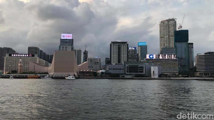 Kalau kebetulan lagi jalan-jalan ke Hong Kong, jangan lewatkan menikmati senja di atas perahu, view-nya bikin nagih! Yuk kita lihat.