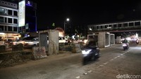 Sejumlah pengendara melintas di dekat proyek perbaikan gorong-gorong di Jalan KH Abdullah Syafei.