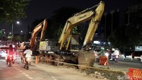 Beberapa ekskavator juga telah dikerahkan untuk mempercepat proses pengerukan.  
