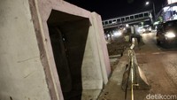 Pengerjaan gorong-gorong tersebut tampak berada hampir di tengah jalan.
