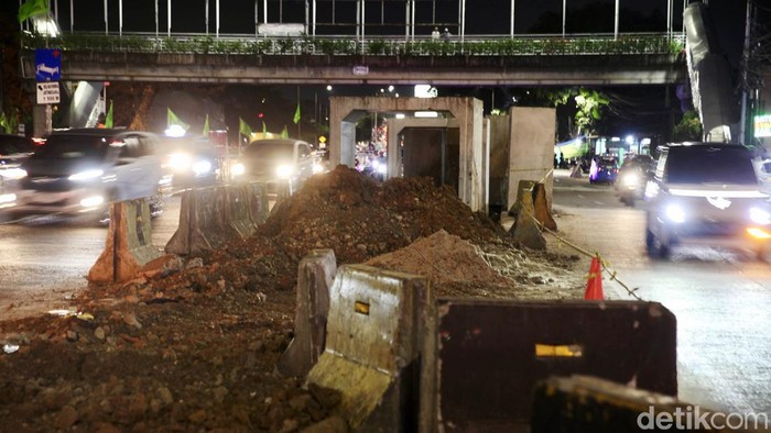 Gorong-gorong di Tengah Jalan KH Abdullah Syafei Diperbaiki Gorong-gorong yang berada di tengah Jalan KH Abdullah Syafei, Tebet, Jakarta, sedang diperbaiki. Pengendara diharapkan berhati-hati saat melintas di kawasan tersebut.