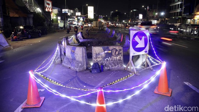 Gorong-gorong yang berada di tengah Jalan KH Abdullah Syafei, Tebet, Jakarta, sedang diperbaiki. Pengendara diharapkan berhati-hati saat melintas di kawasan tersebut.