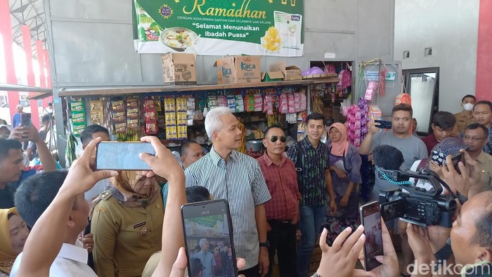 Gubernur Jawa Tengah Ganjar Pranowo saat meninjau Pasar Cuplik, Sukoharjo, Selasa (11/7/2023).
