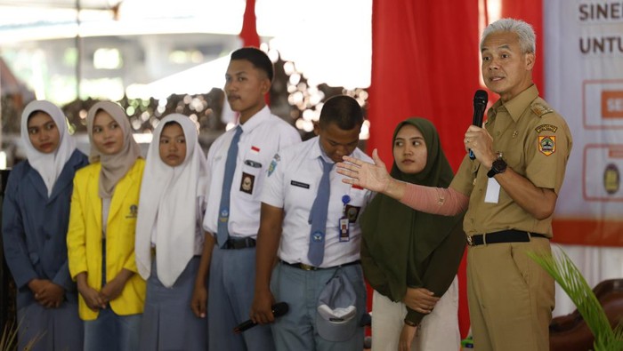 Gubernur Jateng Ganjar Pranowo kaget saat tahu siswa SMK negeri di Rembang bayar infak ke sekolah. Foto diunggah Selasa (11/7/2023).