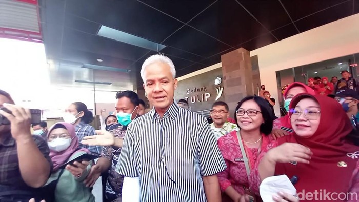 Gubernur Jawa Tengah Ganjar Pranowo melayani foto bersama usai meresmikan gedung di RSUD Moewardi Solo, Selasa (11/7/2023).
