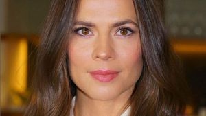 8 Potret Hayley Atwell, Aktris yang Digosipkan Jadi Pacar Tom Cruise