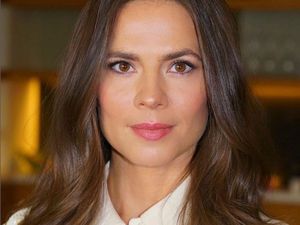 8 Potret Hayley Atwell, Aktris yang Digosipkan Jadi Pacar Tom Cruise