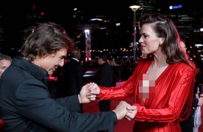 Keduanya dikabarkan berpacaran setelah seorang sumber mengatakan bahwa mereka terlihat selalu berduaan sejak hari pertama syuting. “Mereka sudah dekat sejak syuting pertama kali. Dengan segala keterbatasan saat lockdown, membuat keduanya sulit terpisahkan, kata sumber seperti dilansir Daily Mail.  Foto: Instagram/@wellhayley