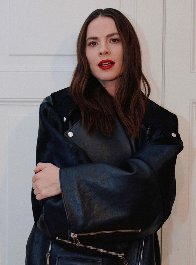 Hayley Atwell adalah seorang bintang film berdarah Inggris-Amerika. Bakatnya sebagai aktris sudah terlihat sejak kecil saat bergabung dengan kelompok teater dsekolah. Whatever Love Means, sebuah film TV keluaran 2005, menjadi debut-nya di dunia akting. Perannya sebagai Peggy Carter di beberapa film Marvel semakin membuat nama Hayley dikenal. Foto: Instagram/@wellhayley