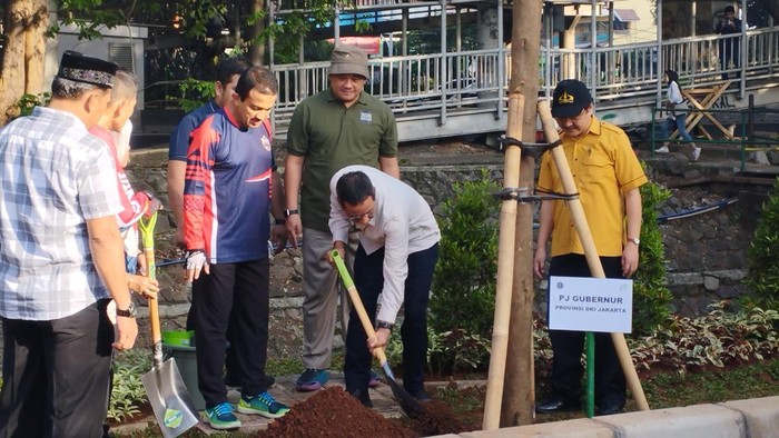 Heru Budi Tanam 60 Pohon di Kawasan JT 20 Pulomas Jaktim