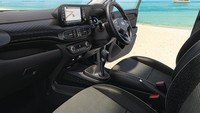 Selain varian manual ada juga pilihan transmisi otomatis AMT yang dijual mulai Rs 796.980 (Rp 146,8 juta) dan juga varian CNG yang dijual mulai Rs 823.990 atau setara Rp 151,7 juta. Foto: Dok. Hyundai India