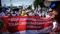 Berbagai spanduk dan poster penolakan RUU Kesehatan dibawa peserta demo.  