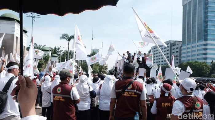Organisasi profesi IDI dkk demo di depan gedung DPR hari ini. Mereka menolak pengesahan RUU Kesehatan dalam paripurna siang ini.