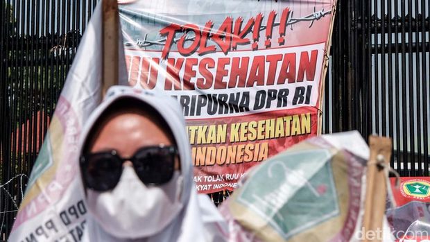 Organisasi profesi IDI dkk demo di depan gedung DPR hari ini. Mereka menolak pengesahan RUU Kesehatan dalam paripurna siang ini.