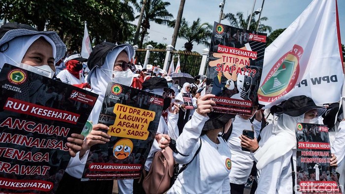 Organisasi profesi IDI dkk demo di depan gedung DPR hari ini. Mereka menolak pengesahan RUU Kesehatan dalam paripurna siang ini.