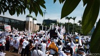 Massa IDI dkk demo menolak RUU Kesehatan di depan gedung DPR, Jakarta, Selasa (11/7/2023). Pengesahan RUU Kesehatan ini kembali memantik aksi penolakan dari kalangan organisasi profesi.  