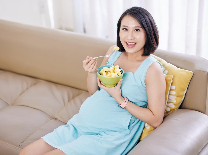 Ilustrasi ibu hamil makan nanas