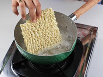 Cek 5 Hal Ini untuk Pastikan Mi Instan Aman Dikonsumsi