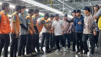 Sementara itu, Presiden Hyundai Motor Asean HQ Youngtack Lee menyampaikan apresiasi atas kunjungan yang dilakukan hari ini. Adapun setelah momentum seremonial ini, rombongan akan berkeliling pabrik perakitan mobil listrik ini. 