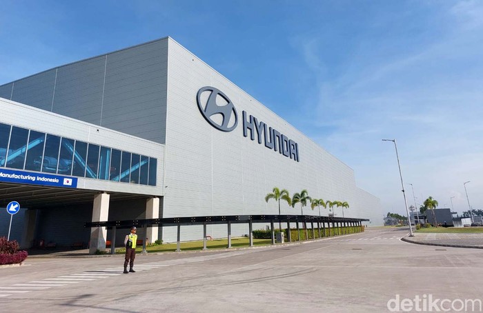 Menteri Perdagangan Zulkifli Hasan mengunjungi PT Hyundai Motor Manufacturing Indonesia, Selasa (11/7). Pabrik tersebut berlokasi di Bekasi, Jabar.