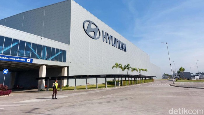 Menteri Perdagangan Zulkifli Hasan mengunjungi PT Hyundai Motor Manufacturing Indonesia, Selasa (11/7). Pabrik tersebut berlokasi di Bekasi, Jabar.