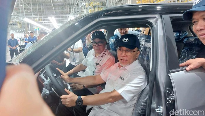 Menteri Perdagangan Zulkifli Hasan mengunjungi PT Hyundai Motor Manufacturing Indonesia, Selasa (11/7). Pabrik tersebut berlokasi di Bekasi, Jabar.