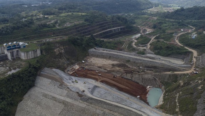 Intip Proyek Bendungan Leuwikeris yang Masuk dalam PSN Foto udara proyek pembangunan Bendungan Leuwikeris di Gardu Pandang, Kabupaten Tasikmalaya, Jawa Barat, Selasa (11/7/2023). Proyek Strategis Nasional (PSN) Bendungan Leuwikeris untuk mengoptimalkan pemanfaatan ketersediaan air sebesar 5,30 miliar kubik per tahun dari Sungai Citanduy itu sudah mencapai 85,97 persen dengan target proses impounding atau pengisian awal selesai pada Desember tahun 2023 mendatang. ANTARA FOTO/Adeng Bustomi/nym.