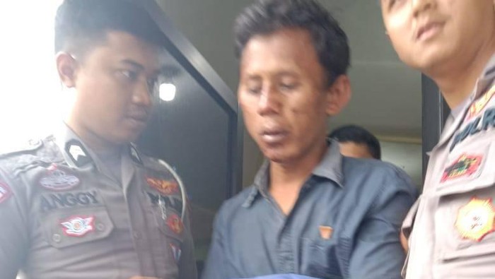 J saat diamankan polisi usai dihajar warga karena menculik gadis berusia 7 tahun. (Foto: Istimewa)