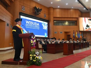 Jadi Wisudawan FHISIP UT, Bamsoet: Semangat Belajar Saya Masih Membara