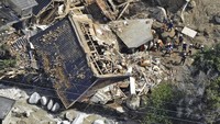 Aliran sungai setempat meluap hingga menyebabkan longsor yang membawa timbunan lumpur.