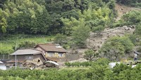 Badan Meteorologi Jepang (JMA) merilis peringatan darurat untuk Fukuoka dan Oita di bagian selatan Pulau Kyushu. Warga yang tinggal di tepi sungai dan lereng bukit diimbau untuk ekstra berhati-hati, dengan lebih dari 1,7 juta penduduk di area-area rawan bencana diminta untuk mengungsi.
