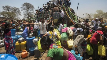Karya Pratik Chorge. Sebuah foto yang diambil di sebuah desa di Maharashtra, India, memperlihatkan orang-orang berkerumun di sekitar tangki air berkapasitas 20.000 liter saat mereka mengisi ember mereka. Air adalah sumber daya yang berharga, dan perubahan iklim membawa cuaca yang lebih ekstrem seperti kekeringan. Sebuah foto yang diambil di sebuah desa di Maharashtra, India, memperlihatkan orang-orang berkerumun di sekitar tangki air berkapasitas 20.000 liter saat mereka mengisi ember mereka. Air adalah sumber daya yang berharga, dan perubahan iklim membawa cuaca yang lebih ekstrem seperti kekeringan. Foto: photocrowd