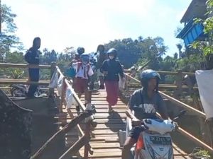 Siswa Harus Memutar 20 Km demi ke Sekolah, Warga Bangun Jembatan Darurat
