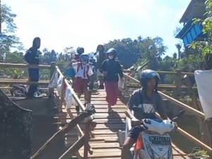 Siswa Harus Memutar 20 Km demi ke Sekolah, Warga Bangun Jembatan Darurat