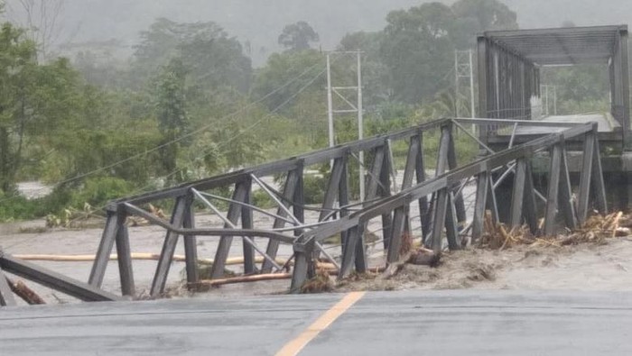 Jembatan Kawanua, Maluku Tengah, putus diterjang banjir.