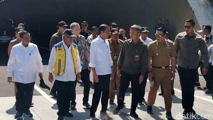 Jokowi Resmikan Tol Cisumdawu yang Proyeknya Makan Waktu 12 Tahun Presiden Joko Widodo meresmikan Jalan Tol Cileunyi-Sumedang Dawuan (Cisumdawu). Jalan tol ini akhirnya diresmikan setelah dibangun 12 tahun yang lalu.