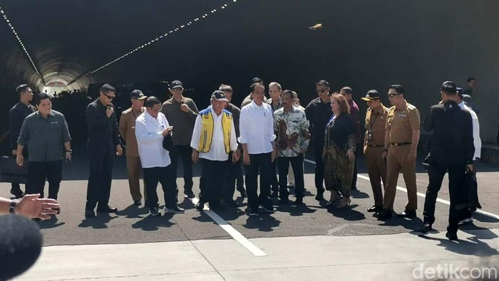 Jokowi Resmikan Tol Cisumdawu yang Proyeknya Makan Waktu 12 Tahun Presiden Joko Widodo meresmikan Jalan Tol Cileunyi-Sumedang Dawuan (Cisumdawu). Jalan tol ini akhirnya diresmikan setelah dibangun 12 tahun yang lalu.