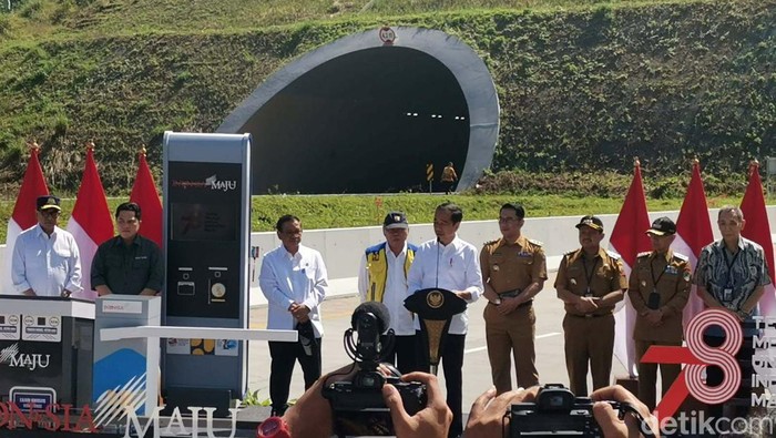 Presiden Joko Widodo meresmikan Jalan Tol Cileunyi-Sumedang Dawuan (Cisumdawu). Jalan tol ini akhirnya diresmikan setelah dibangun 12 tahun yang lalu.