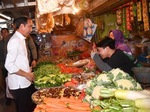 Jokowi Tinjau Harga Pangan di Pasar Tanjungsari Sumedang: Semuanya Stabil
