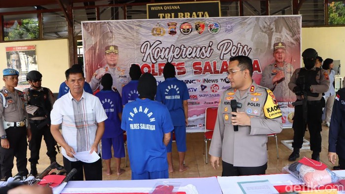 RS (50), tersangka kasus pemerkosaan anak di bawah umur saat dihadirkan di Mapolres Salatiga, Selasa (11/7/2023).
