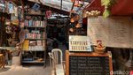 Foto: Kafe Nyentrik di Tengah Pasar Loak Kebayoran Lama