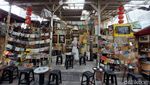 Foto: Kafe Nyentrik di Tengah Pasar Loak Kebayoran Lama