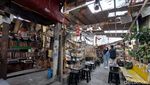Foto: Kafe Nyentrik di Tengah Pasar Loak Kebayoran Lama