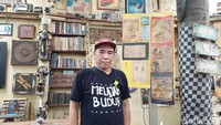 Ivan Moningka, pemilik Kampoeng Gallery menceritakan bahwa terbentuknya galeri in berawal dari hobinya yang suka mengoleksi barang-barang bekas, terutama yang berhubungan dengan musik. Seiring waktu berjalan, koleksinya juga bertambah seperti buku hingga poster. Dan karena telah banyak menumpuk, akhirnya dia membuka galeri serta menjual yang layak.